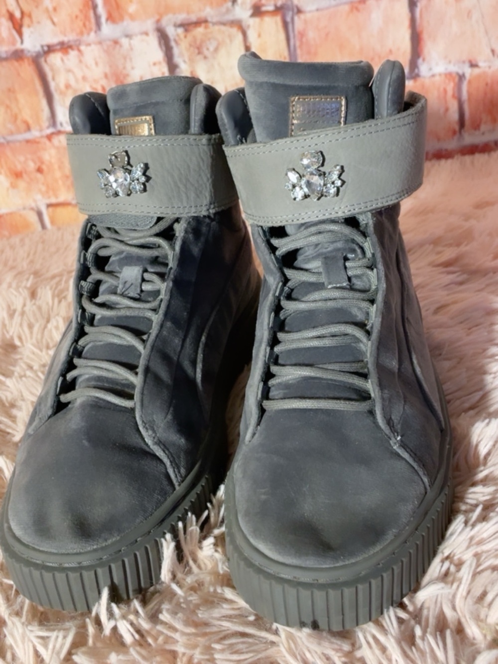 Puma Light Gray Athletic Sneakers with Green Logo Tag